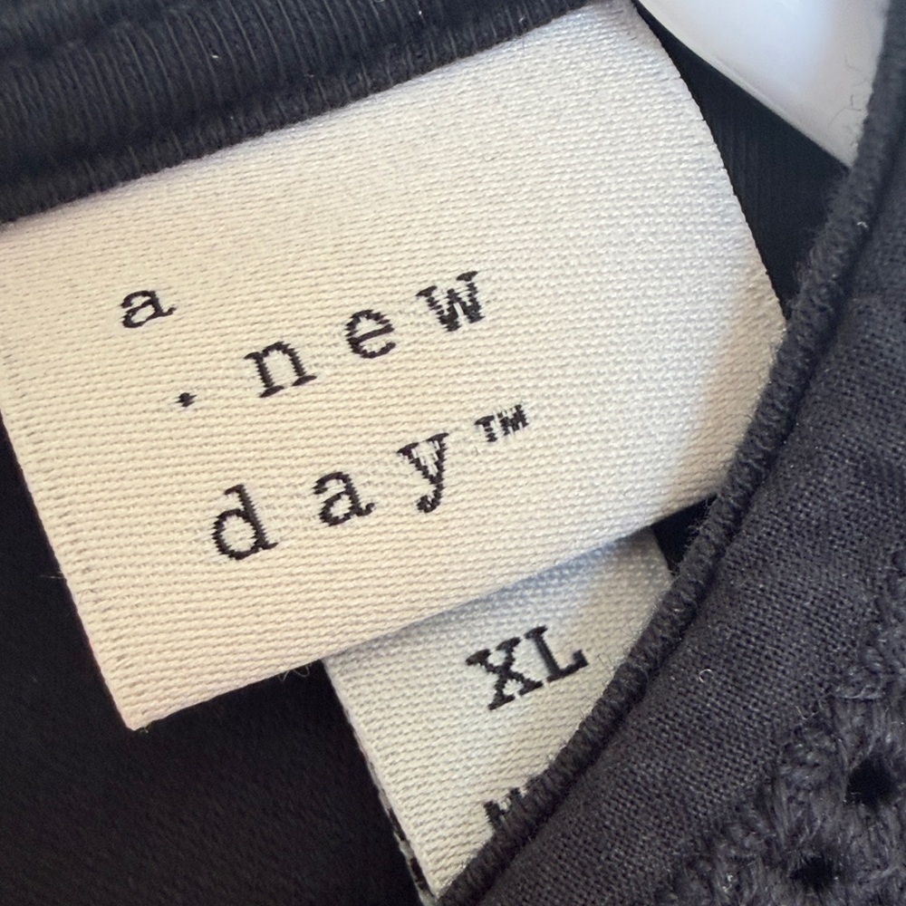 Black Sleeveless Top with Scalloped Peter Pan Collar - Picture 2 of 2